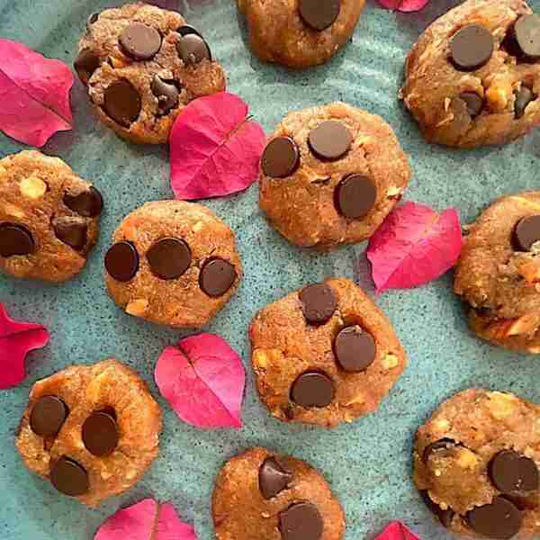 Keto Chocolate-Chip Almond Cookies (NO BAKE)