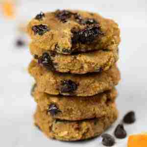 Pumpkin spice cookies with sugarfree chocolate chips and naturally glutenfree almond flour.