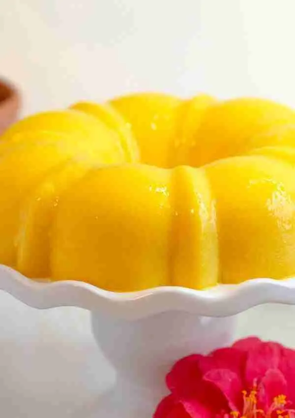 Vegan mango coconut jelly cake with real mangos and agar-agar.