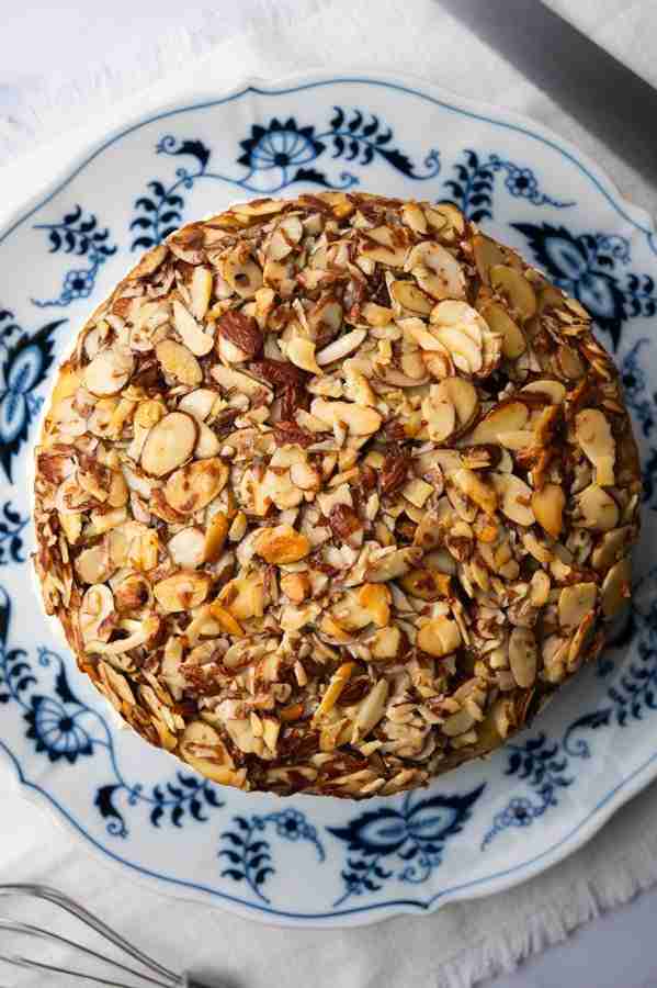 A step in the Bienenstich recipe: Add the top layer to the bottom layer.