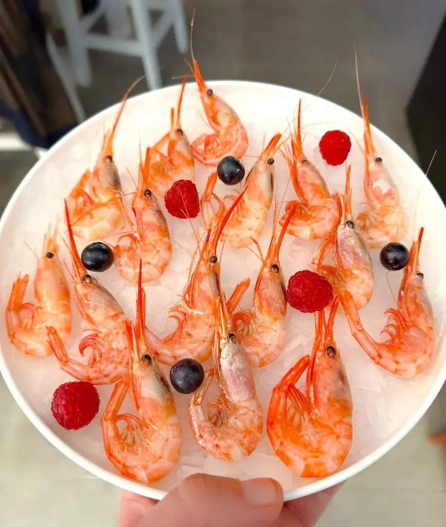 Raw prawns at Agua Salada Restaurant, one of the best restaurants in Valencia in El Cabanyal.