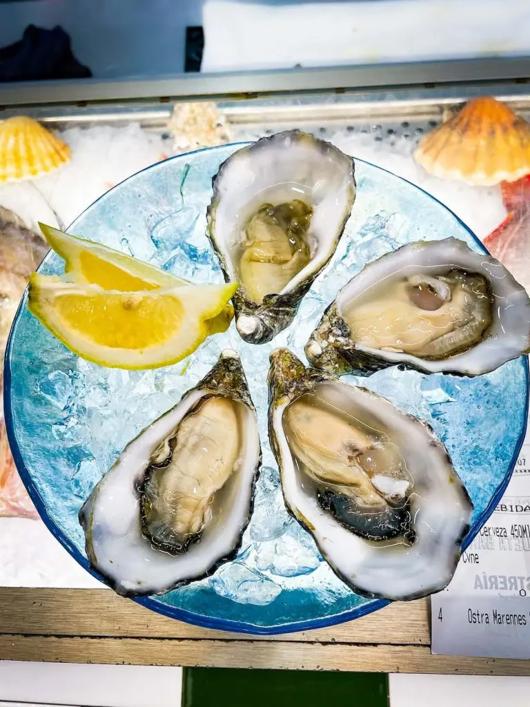 Fresh oysters at La Sastrería seafood restaurant in El Cabanyal, Valencia, Spain.