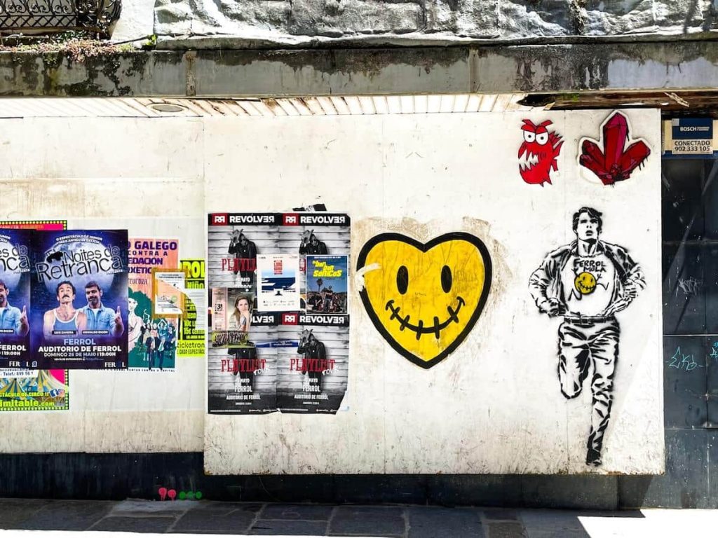 Throughout town you see this smiley face with the slogan "Ferrol mola" which means Ferrol is cool.