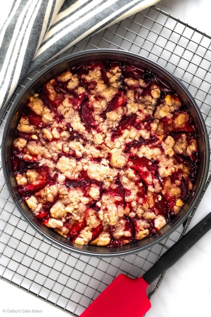 The result of this healthy plum cake recipe: A baked, golden brown German streusel cake fresh out of the oven.