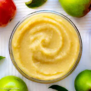 The result of this apple pear sauce recipe: a bowl of spiced pear apple sauce.