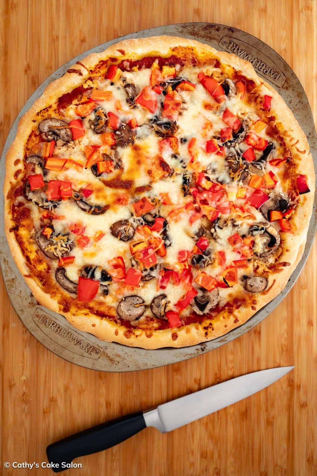 Vegan pizza dough without sugar: Here it is baked with healthy toppings.