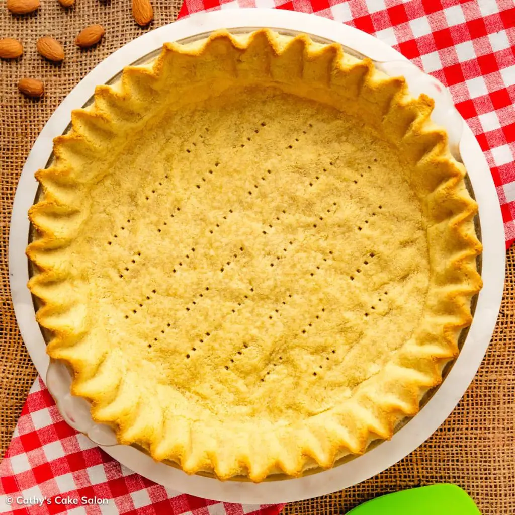 The almond flour pie crust used in this recipe.