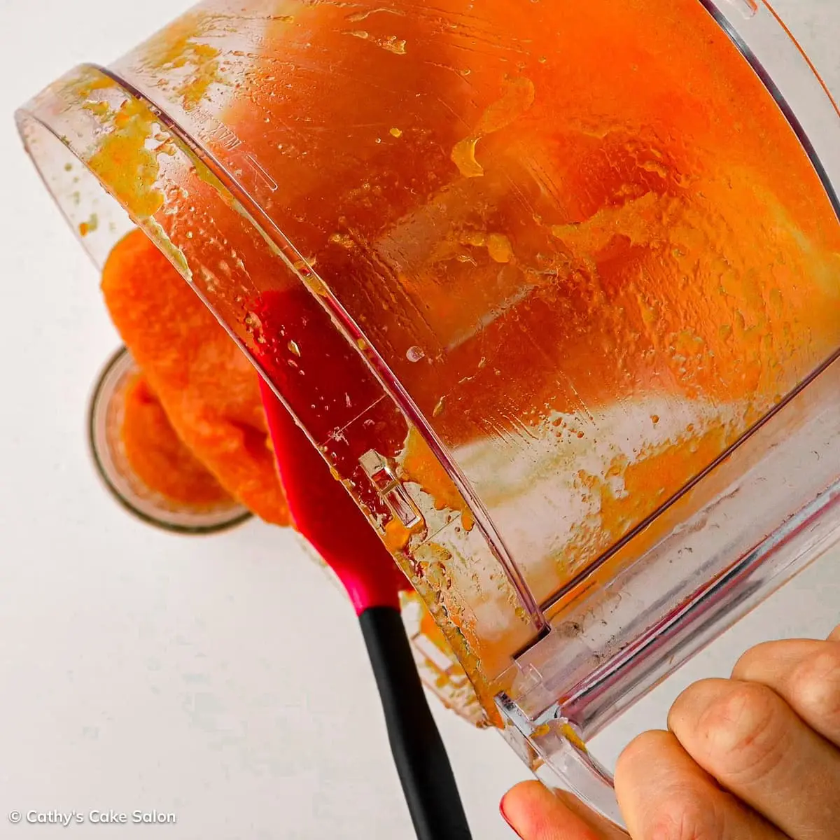 Step 7 in this recipe: Pour the persimmon puree into a jar.