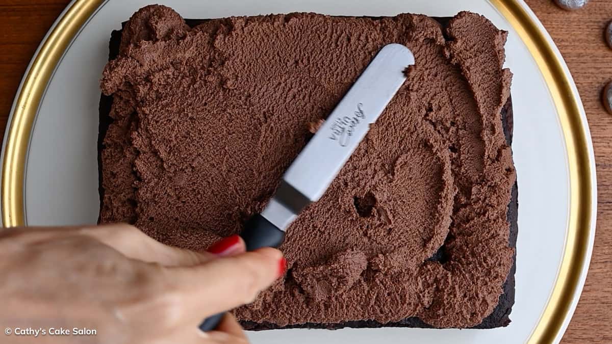 A step in the recipe: Spread chocolate mousse on the cake.