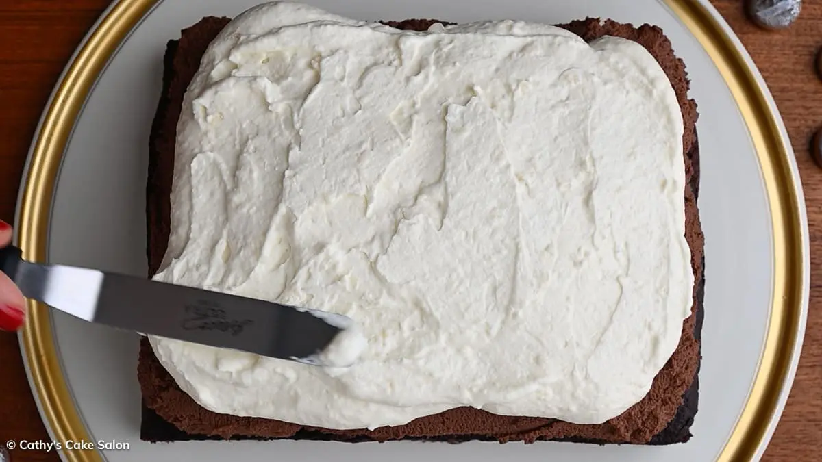 A step in the recipe: Spread white chocolate mousse.