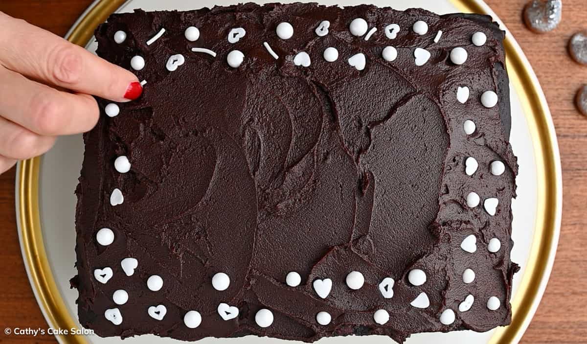 A step in the recipe: Decorate the top of the cake.