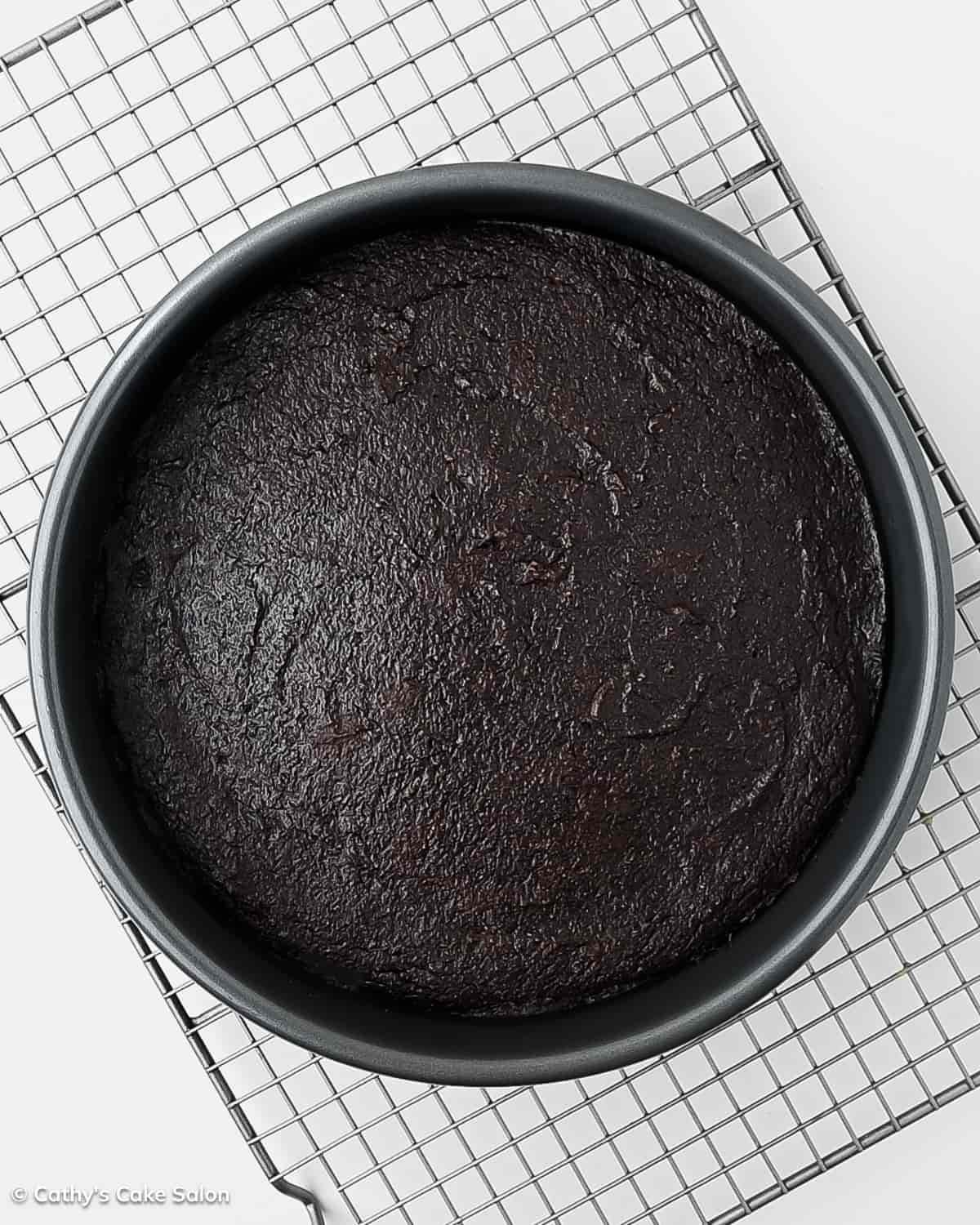 A step in the recipe: The baked cakes cooling in the pan for 15 minutes.