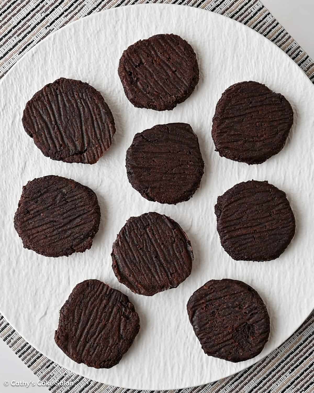 A step in the recipe: Place the baked cookies flat-side up.