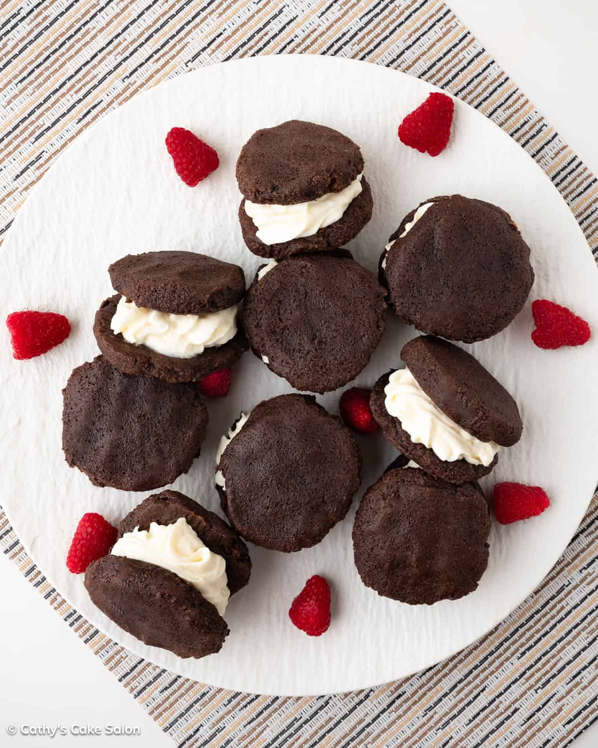 The result of this keto whoopie pie recipe: A platter of keto whoopie pies.