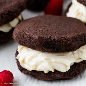 The result of this keto whoopie pie recipe: A keto whoopie pie filled with a low carb cream cheese filling.