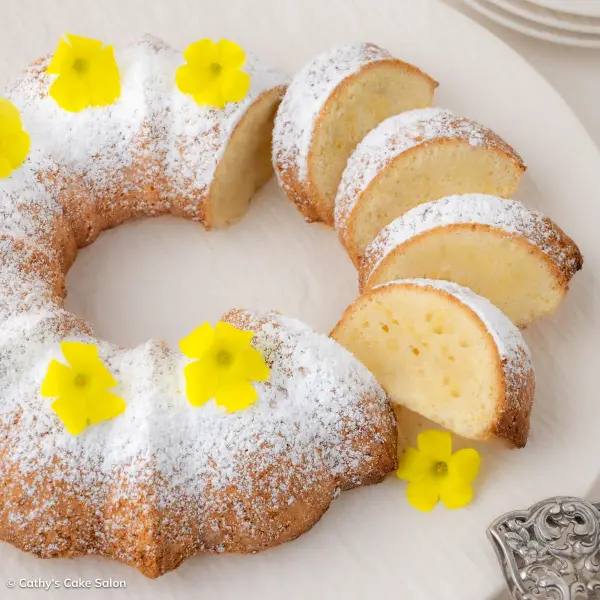 The result of this potato starch lemon cake recipe: a lemon potato starch cake.