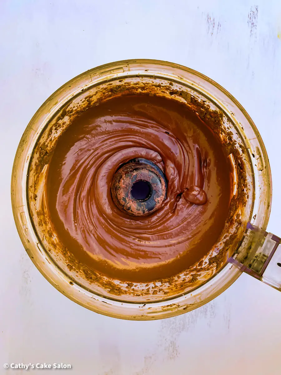 With only 5 ingredients, this no-bake vegan chocolate pie with tofu is silky smooth like a chocolate mousse pie but minus the guilt. Sugar Free / Vegan / Gluten Free / No Bake / Dairy Free | cathyscakesalon.com