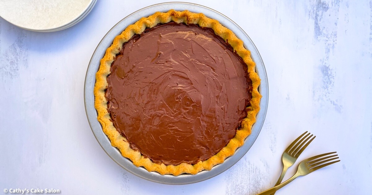 With only 5 ingredients, this no-bake vegan tofu chocolate pie recipe is silky smooth like a chocolate mousse pie but minus the guilt. Sugar Free / Vegan / Gluten Free / No Bake / Dairy Free | cathyscakesalon.com